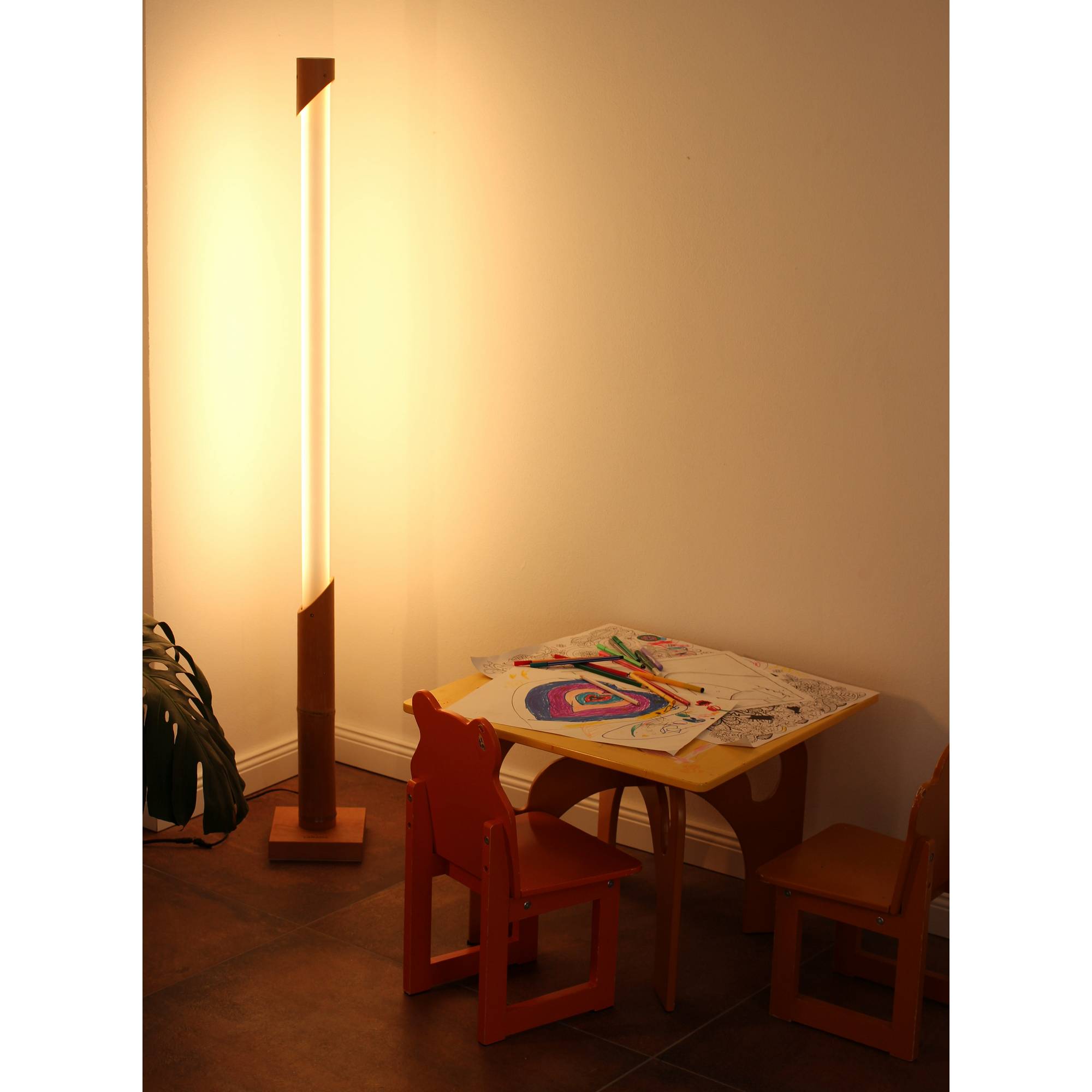 Vollspektrum-Tageslichtlampe Gute Laune, LED Stehlampe aus Bambus und Holz